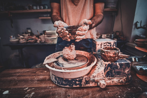Processus de poterie avec un homme cher
. - Photo, image