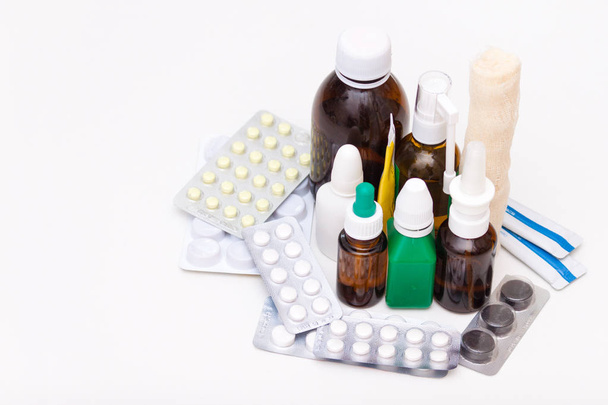 Verscheidenheid van drugs en pillen op witte achtergrond. Medicatie lijst concept. Ruimte kopiëren - Foto, afbeelding