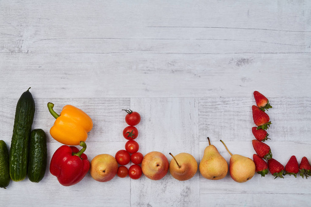 Composição de diferentes frutas e legumes maduros e coloridos. Frutas e legumes coloridos padrão ou fundo
. - Foto, Imagem