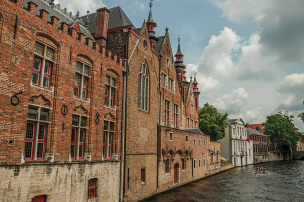 Old brick buildings on canal of Bruges - Foto, imagen