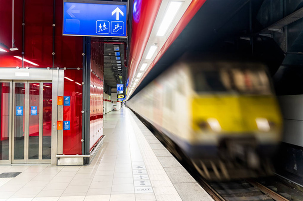 Tyhjä metroasema ylinopeusjunalla, Bryssel Belgia
 - Valokuva, kuva
