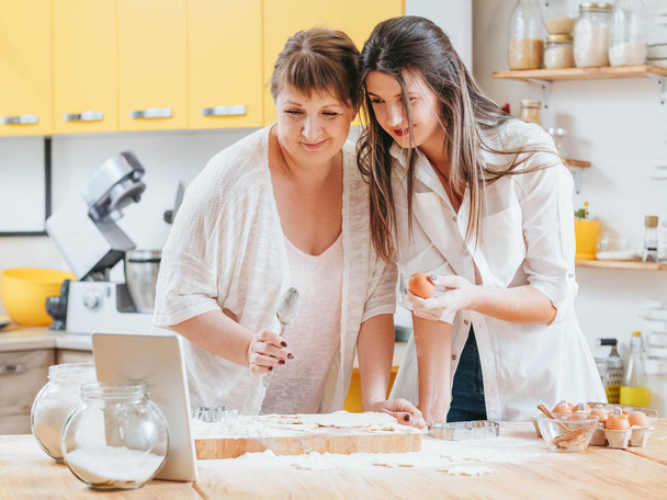women making pastries tablet recipe online baking - Fotoğraf, Görsel