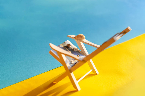 Fundo de férias tropical. Espreguiçadeira na ilha de areia, espaço de cópia, vista frontal
 - Foto, Imagem