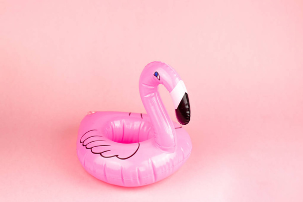 Gigantyczne dmuchane Flamingo na różowym tle, float basenowi, koncepcja lato modny - Zdjęcie, obraz