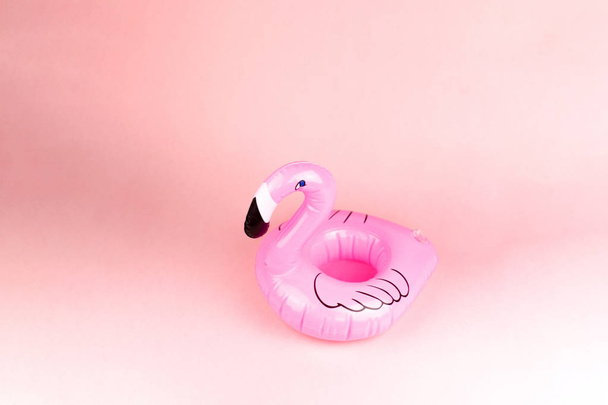 Γιγαντιαία φουσκωτή Flamingo σε ροζ φόντο, πισίνα επίπλευσης κόμμα, μοδάτα έννοια - Φωτογραφία, εικόνα