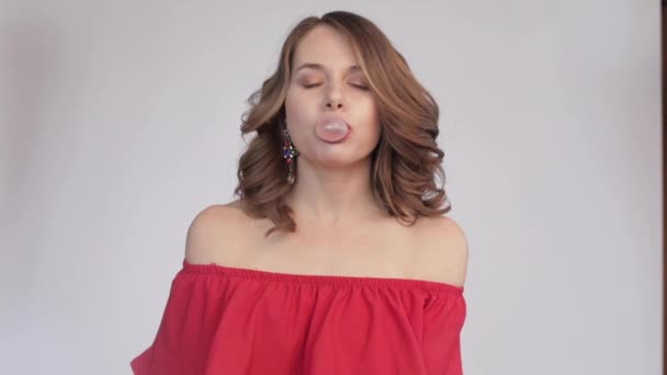 Jeune fille souffler et mâcher gros chewing-gum
 - Séquence, vidéo