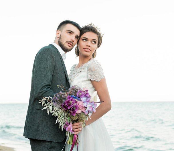 Νύφη και τον γαμπρό στην τελετή γάμου κοντά στη θάλασσα - Φωτογραφία, εικόνα