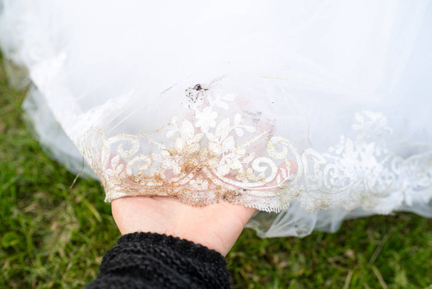 Весільна біла сукня втратила свій вигляд. Брудна весільна сукня з плямами. Тема хімчистки та прання
 - Фото, зображення