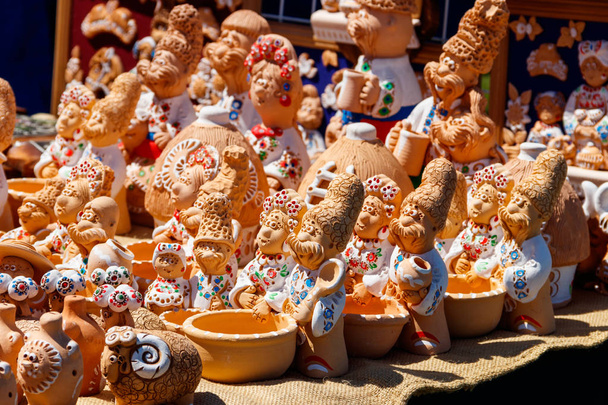Oekraïense klei beeldjes op markt souvenir te koop - Foto, afbeelding