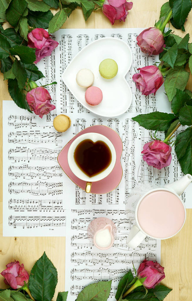 Nőies íróasztal vagy munkaterület kávészünet idő flatlay a Kotta és a rózsa. - Fotó, kép