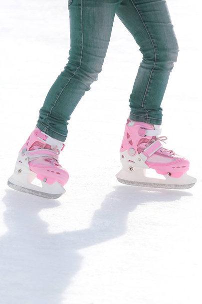 stopy na łyżwach na lodowisku - Zdjęcie, obraz