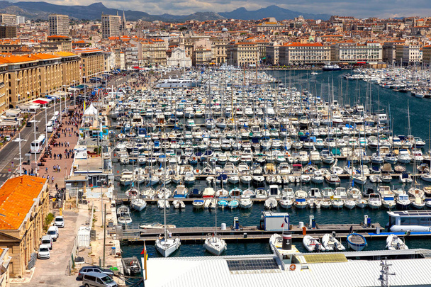 Marseillessa. Ilmakuva vanhasta satamasta aurinkoisena päivänä
. - Valokuva, kuva