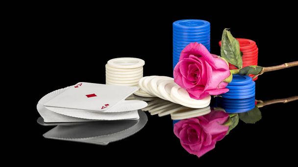Pokerové hry s růžovou růží a hranolky - Fotografie, Obrázek