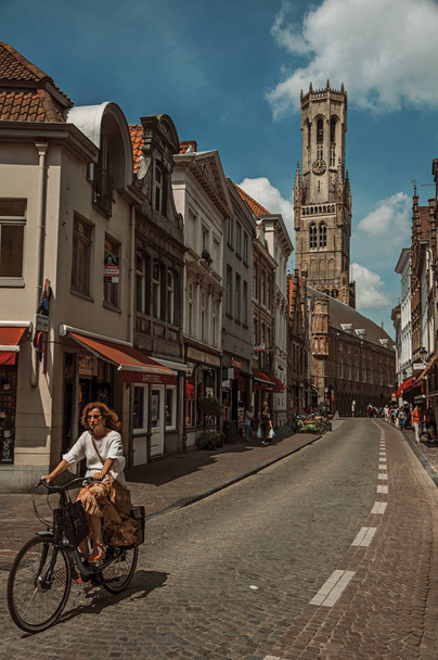 Mensen rijden fietsen in het centrum van Brugge - Foto, afbeelding