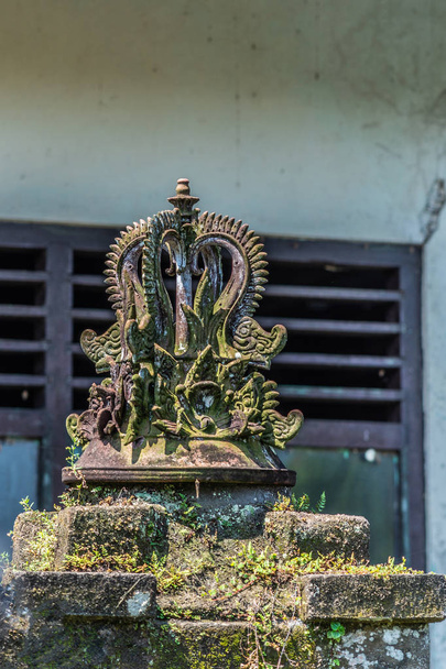 Top tipo corona en el complejo del clan, Dusun Ambengan, Bali Indonesia
. - Foto, imagen