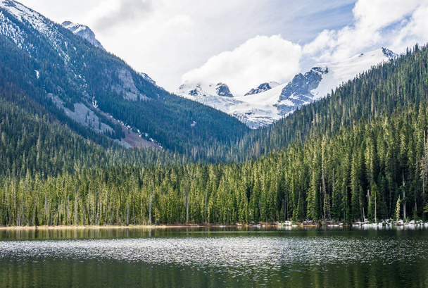 Paisaje idílico de primavera con lagos de joffre de montaña en Columbia Británica Canadá
. - Foto, imagen