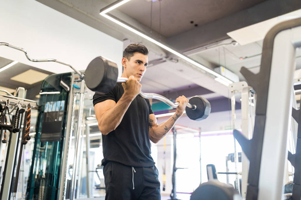 Homem desportivo determinado musculação para manter o corpo e músculo forte e flexível
 - Foto, Imagem