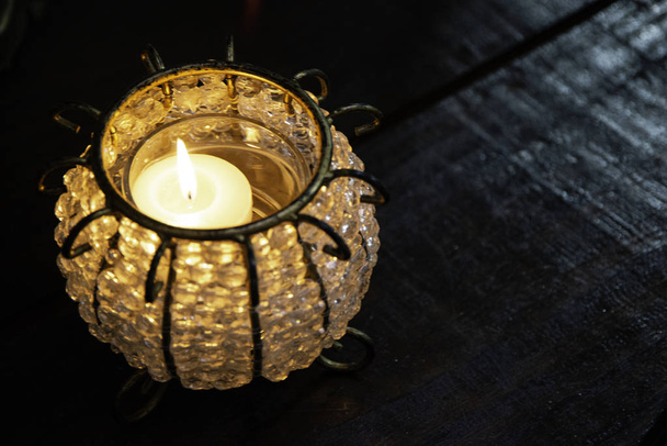 Свечная лампа на деревянном столе. Оформление свечи
. - Фото, изображение