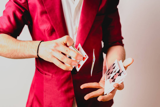 Mani di mago che fanno trucchi con un mazzo di carte
. - Foto, immagini