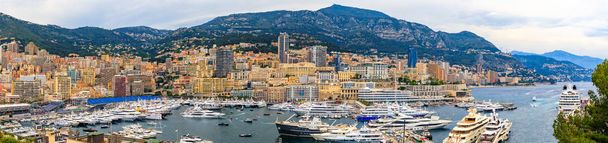 Панорама Карло с роскошными яхтами и грандиозными трибунами в гавани для гонки Гран-при Формулы-1 в Монако, Кот-д 'Ивуар
 - Фото, изображение