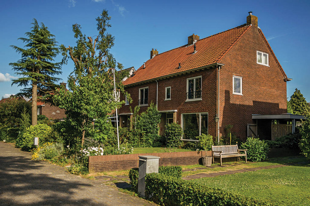 Bakstenen huis met tuin in de voorkant van Alley bij Weesp - Foto, afbeelding
