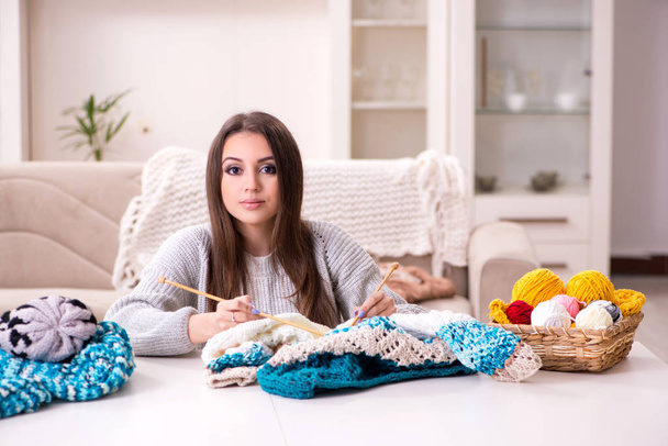Młoda piękna kobieta robi na drutach w domu - Zdjęcie, obraz
