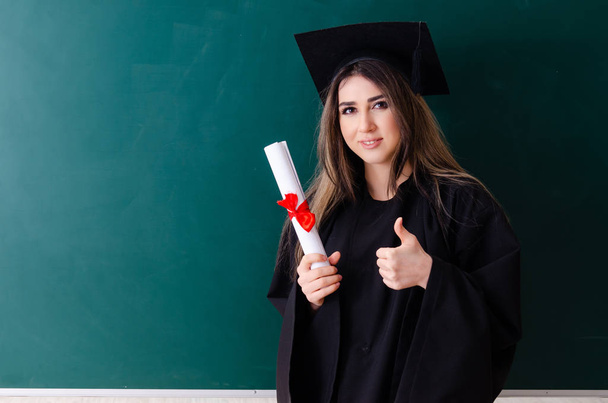Kobiece absolwent przed zielone  - Zdjęcie, obraz