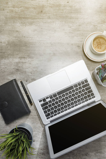 Bovenaanzicht van de Business Desk met laptop, koffie, potplant, niet - Foto, afbeelding