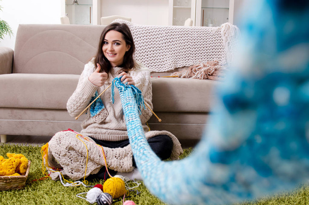 Mladá krásná žena pletení doma  - Fotografie, Obrázek