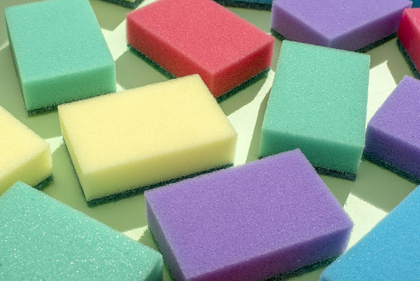 Різнокольорові прямокутні губки для миття посуду
 - Фото, зображення