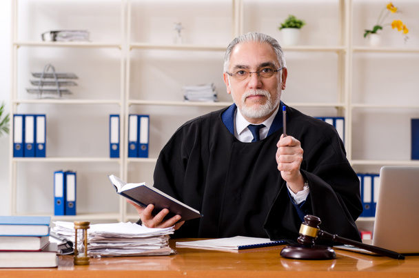 Пожилой адвокат, работающий в суде   - Фото, изображение