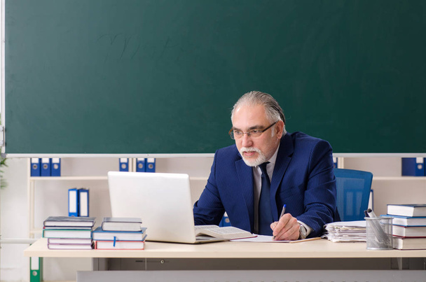 Professor do sexo masculino envelhecido na frente do quadro
  - Foto, Imagem