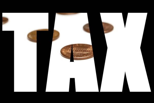 税金の言葉、黒い背景のコイン.    - 写真・画像