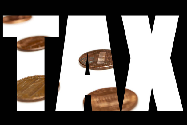 Steuerwort, Münzen auf schwarzem Hintergrund.    - Foto, Bild