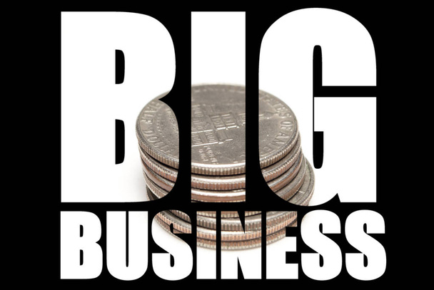 Inscripción de grandes empresas con dinero en el interior sobre fondo negro
 - Foto, imagen