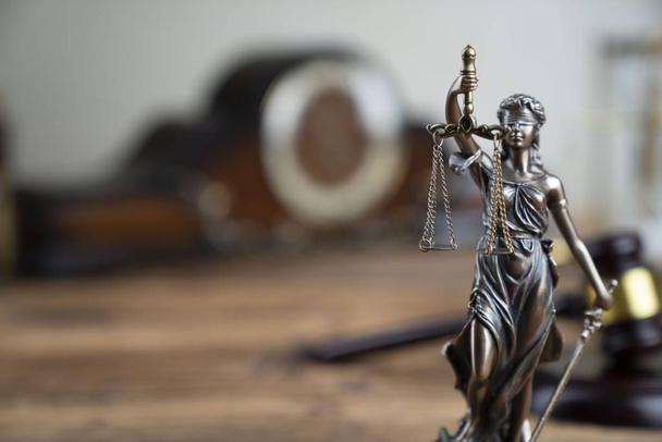 Los símbolos de la ley Themis y el martillo del juez en la mesa de madera rústica
. - Foto, Imagen