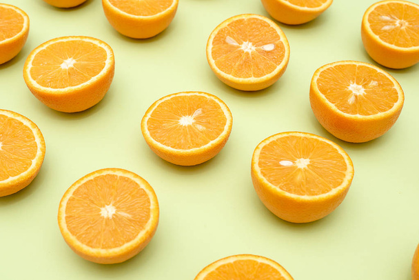 Oranges juteuses orange coupées en deux sur vert
 - Photo, image