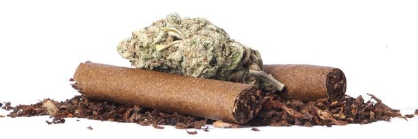 Marihuana y tabaco secos. Concepto de drogadicción. Concepto de marihuana medicinal
  - Foto, Imagen