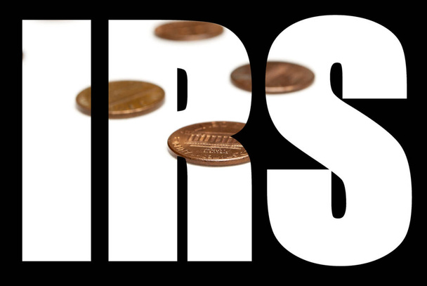 Надпись IRS с монетами внутри на черном фоне
 - Фото, изображение