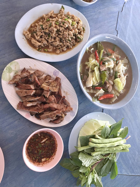 Noordoost Thais eten papaya salade, gehakt varkensvlees, gegrilde varkens hals, warme en pittige soep met varkensvlees  - Foto, afbeelding