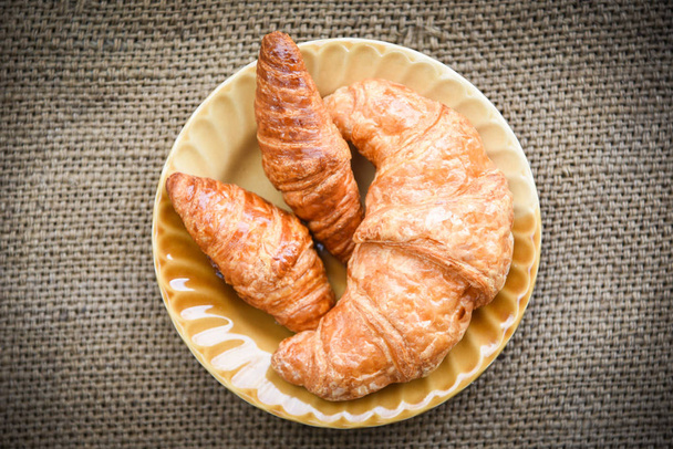 sült croissant-péksütemény a zsákban a táblában házi br - Fotó, kép