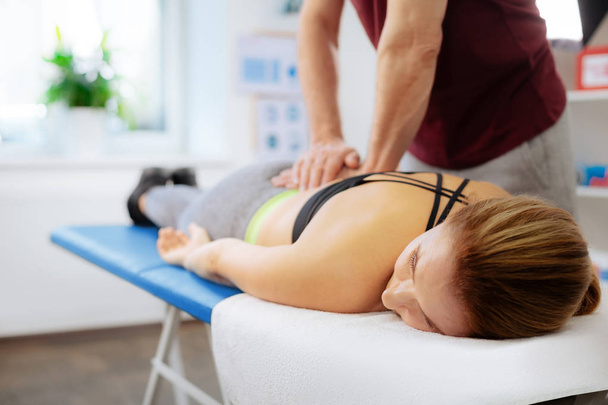 Agréable femme détendue recevant un massage du dos
 - Photo, image