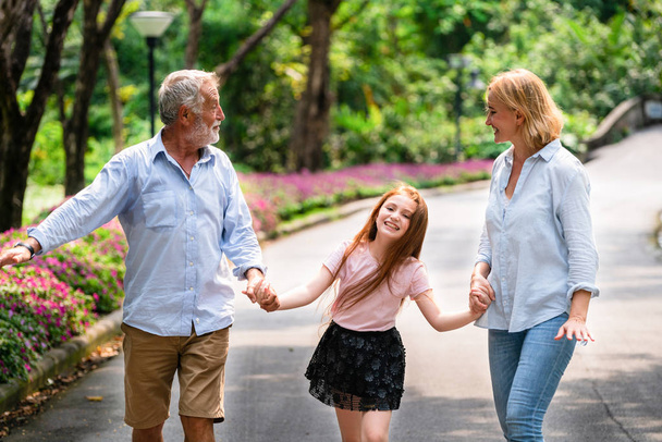 Щасливі здорові сім'ї гуляють разом у парку
. - Фото, зображення