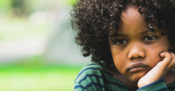 Boldogtalan kis afro-amerikai gyerek a parkban.  - Fotó, kép
