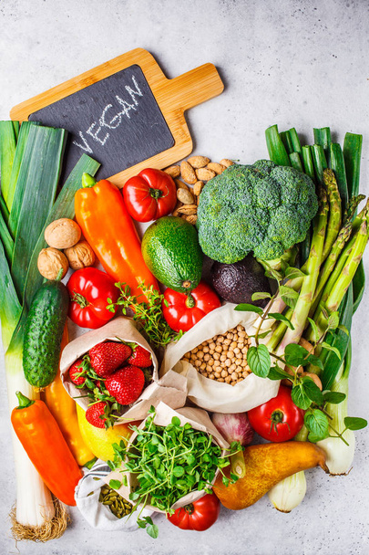 Fundo de comida vegetariana equilibrada. Legumes, frutas, bagas
 - Foto, Imagem