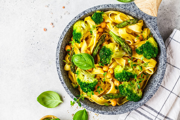 Vegetarian pasta with broccoli, asparagus and chickpeas in pan - Foto, Imagem