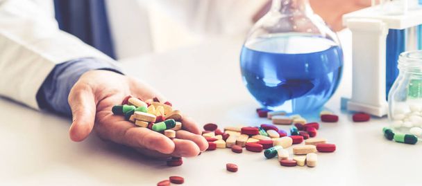 Medicina comprimidos e comprimidos em laboratório de pesquisa
. - Foto, Imagem