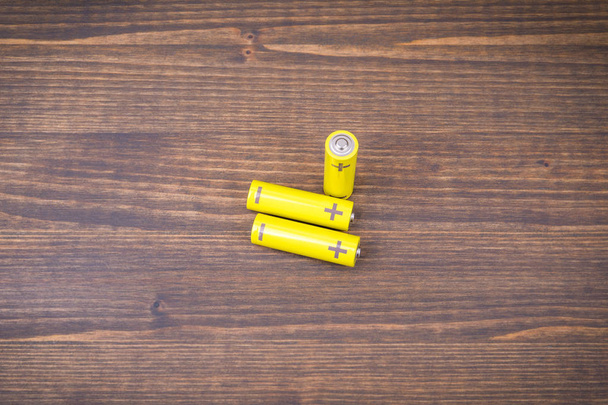 Baterie o rozmiarze AA na drewnianym tle - Zdjęcie, obraz