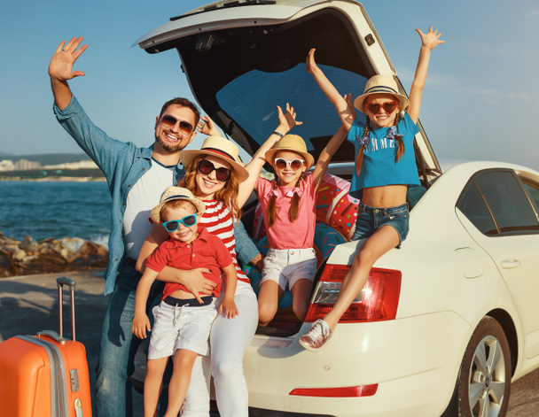 Счастливая большая семья в летнем автопутешествии на машине на маяке
 - Фото, изображение