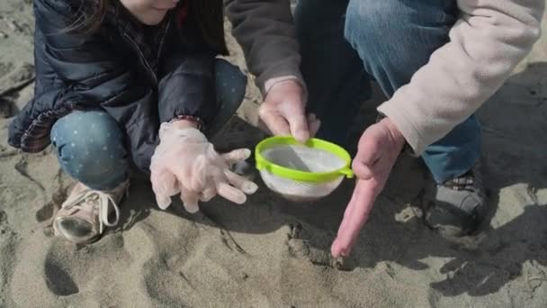 Vergiet met microplastics op het strand - Video